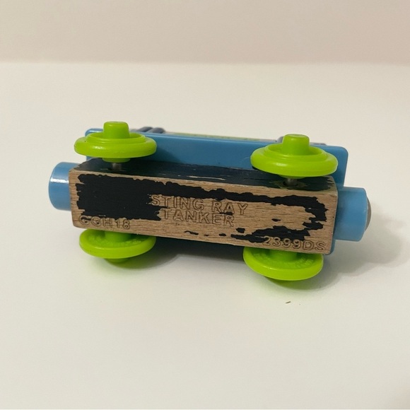 Thomas & Friends Wooden Sodor Aquarium Train Sting Ray Tanker - Picture 9 of 13